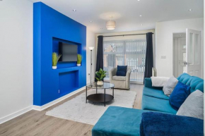 NEW! 4Bed Home, Pool Table, FREE Parking, SMART TV